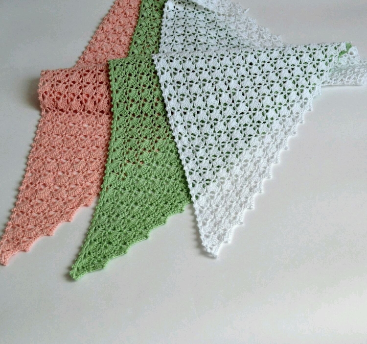 Вязаный треугольный платок