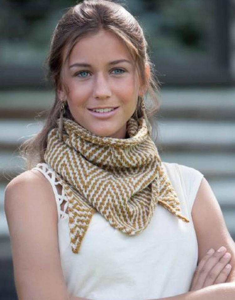 Женщина в шарфе на шее