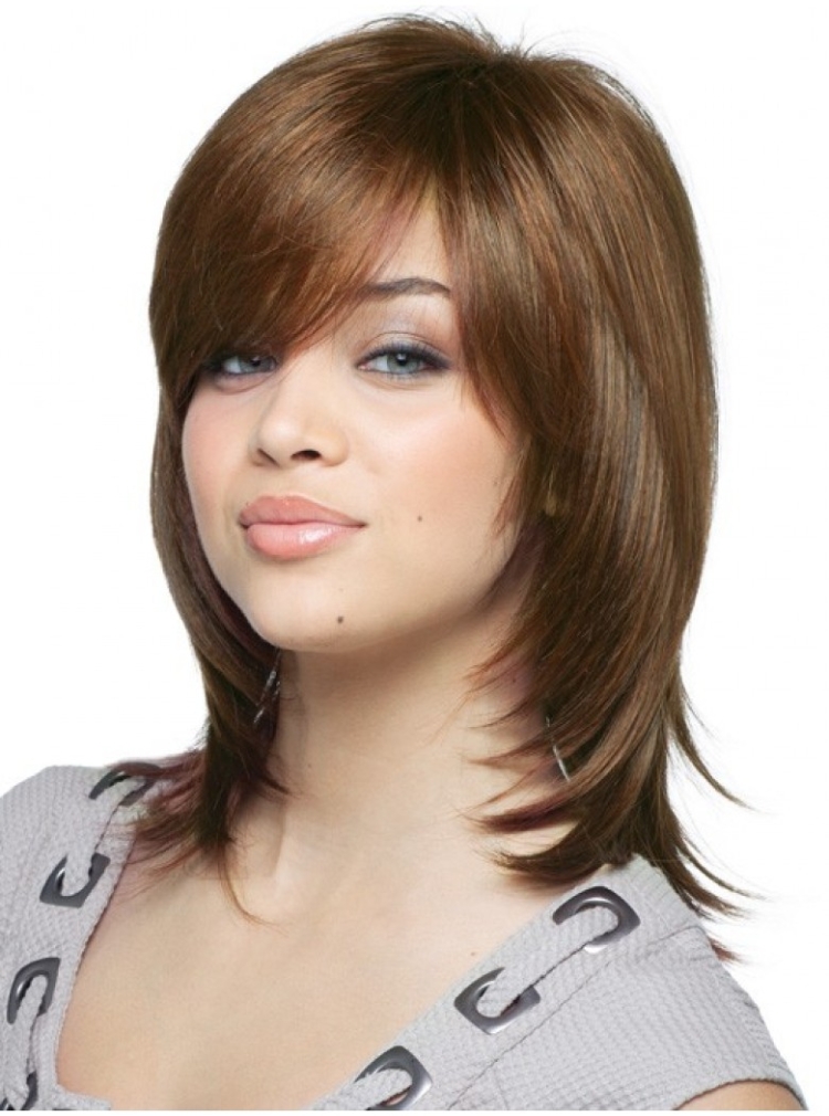 Стрижки женские на средние волосы с челкой для круглого лица