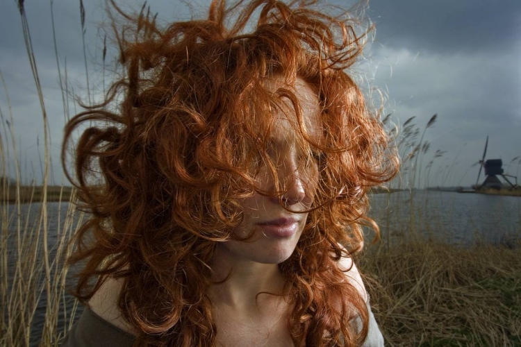 Развивающиеся рыжие волосы