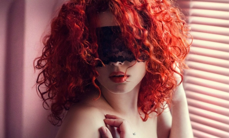 Рыжеволосая девушка в маске