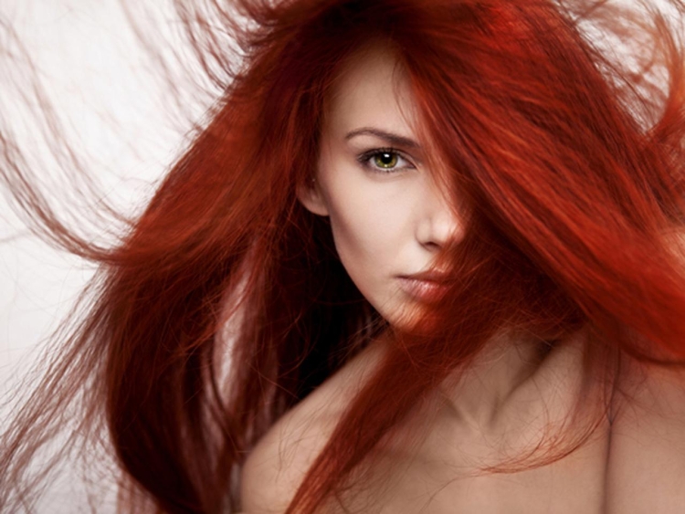 Рыжий цвет волос девушки