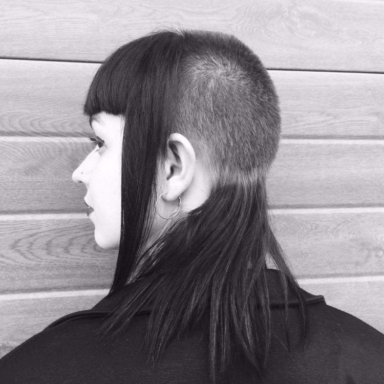 Прическа Челси скингерл