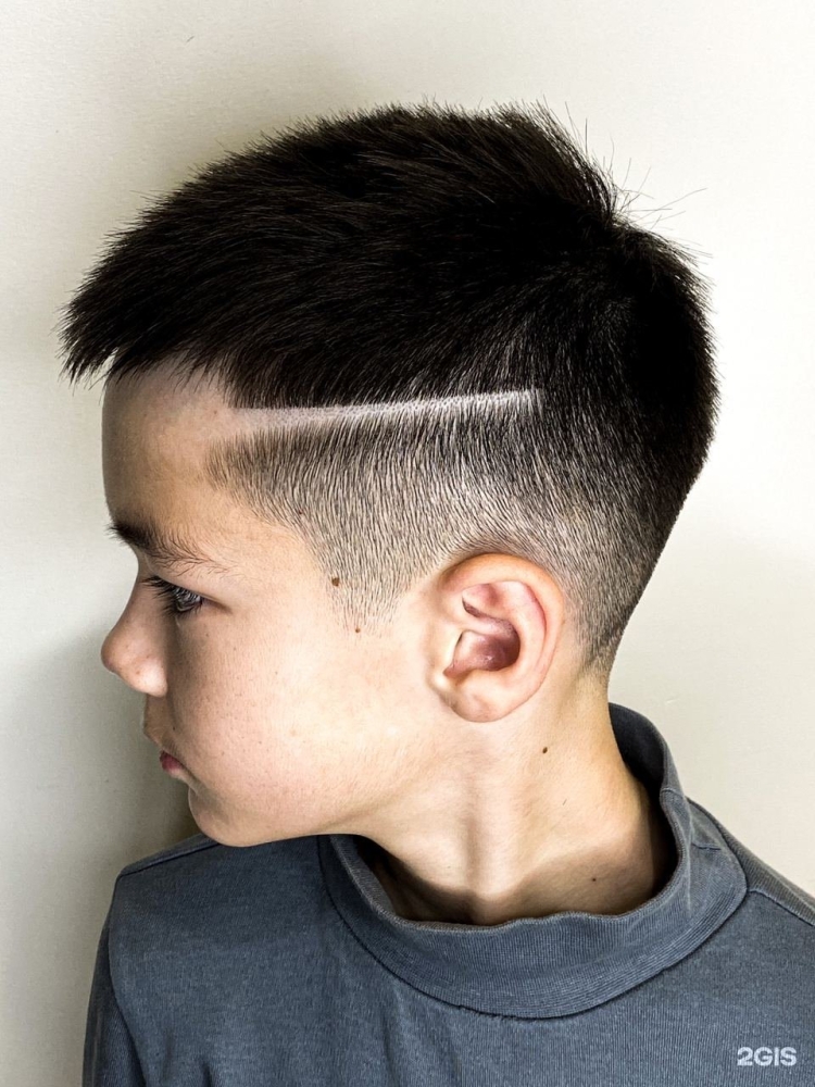 Стрижка для мальчика с выбритыми висками