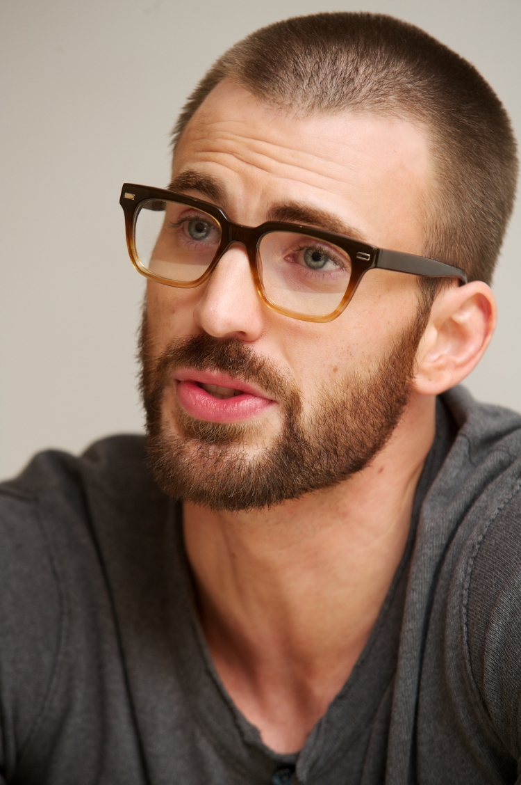 Крис Эванс в очках для зрения