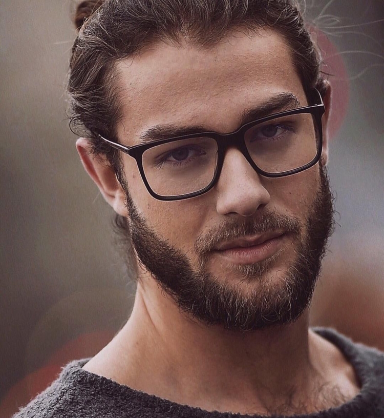 Мужчина с бородой в очках