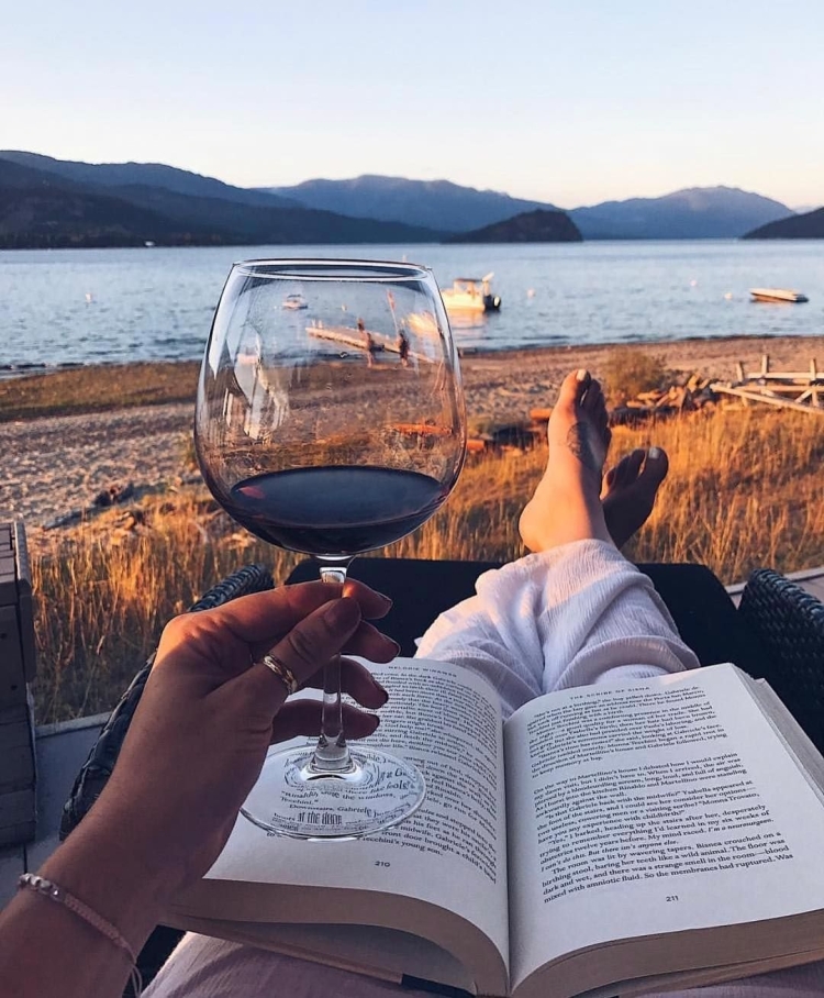 Бокал вина на природе