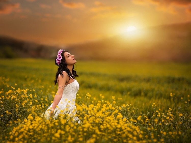 Девушка в поле