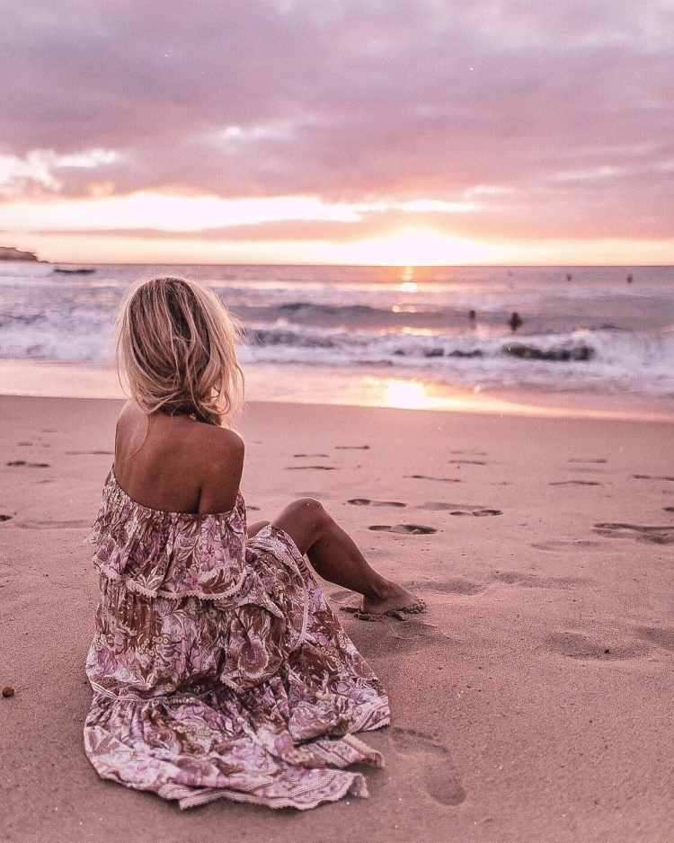 Блондинка на море со спины