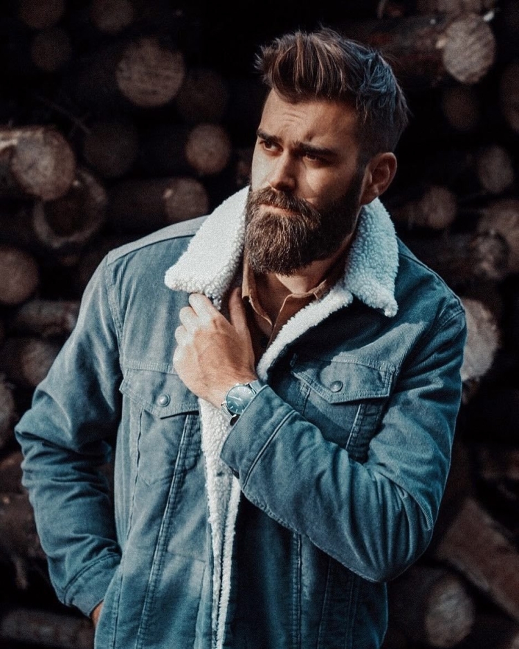 Канадский лесоруб с бородой