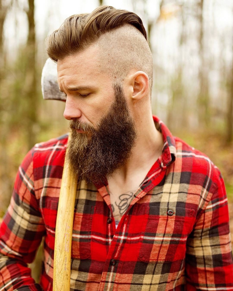 Канадский лесоруб с бородой