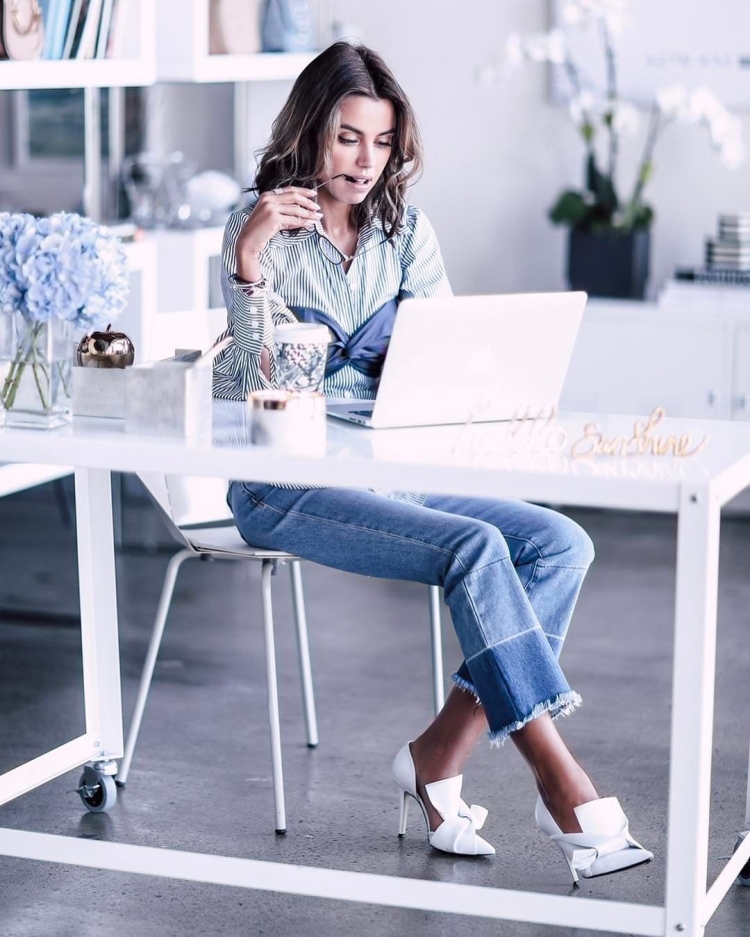 Стильная девушка в офисе