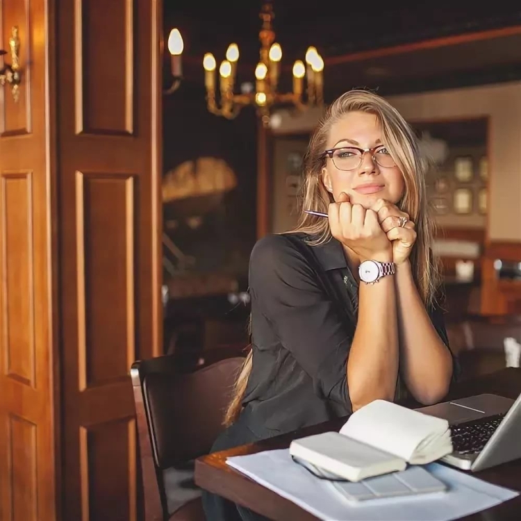 Блондинка офисный стиль