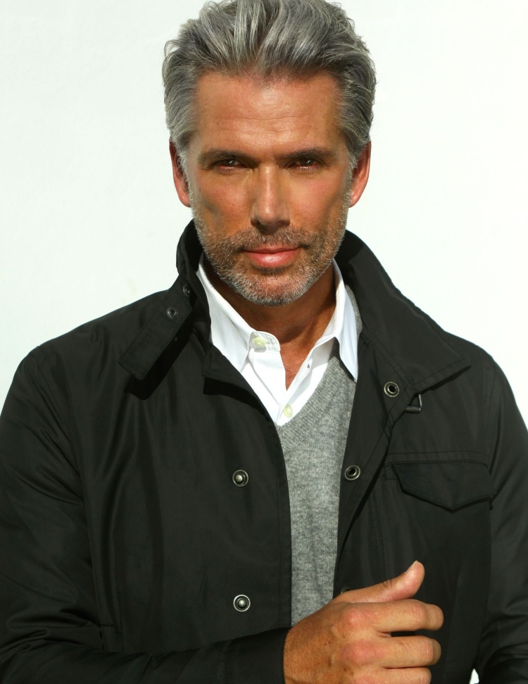 Седовласый мужчина