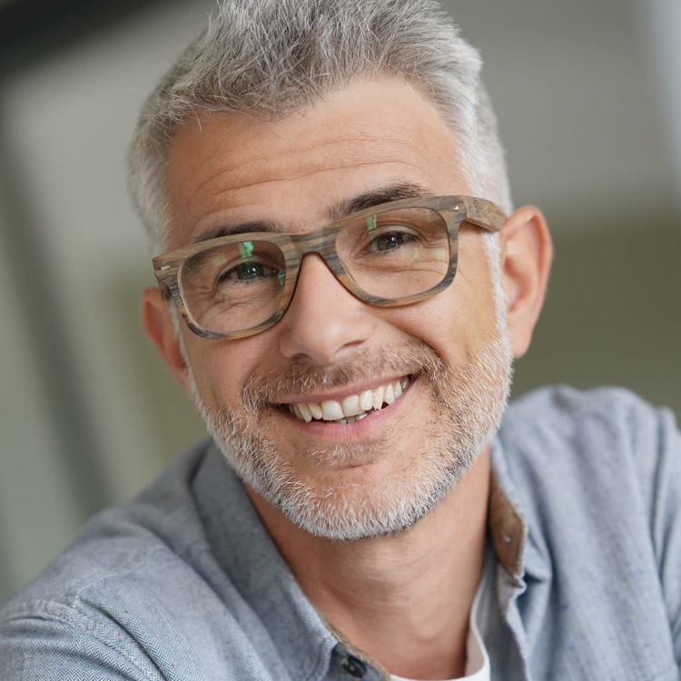 Ведущий программы седой с круглыми очками