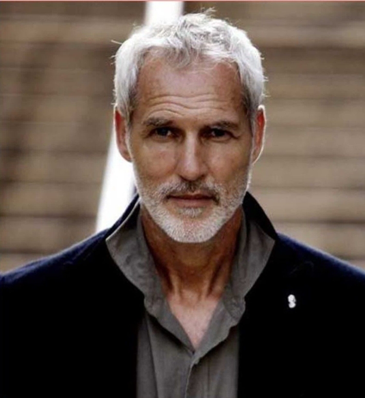 Седой мужчина в возрасте