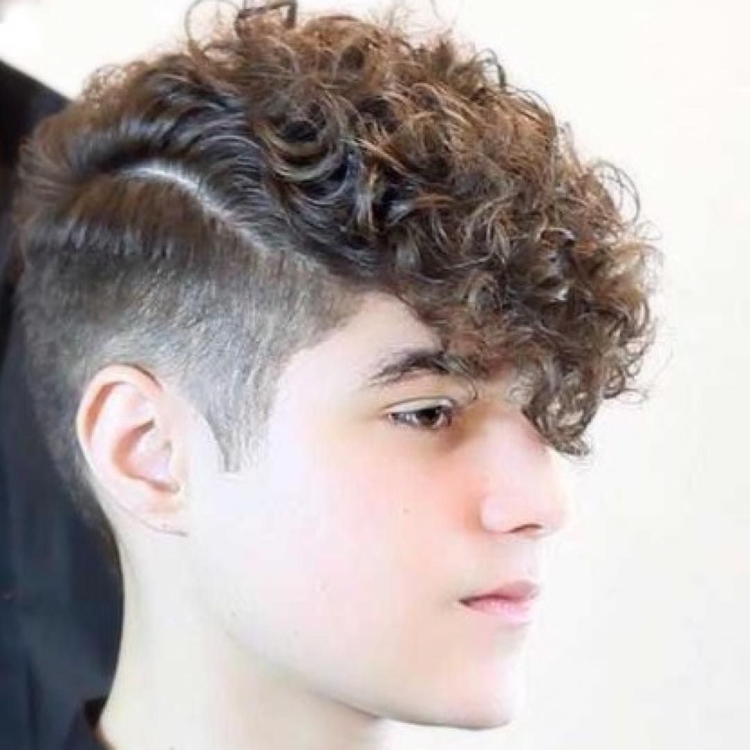 Стрижки для подростков с кудрявыми волосами 2022