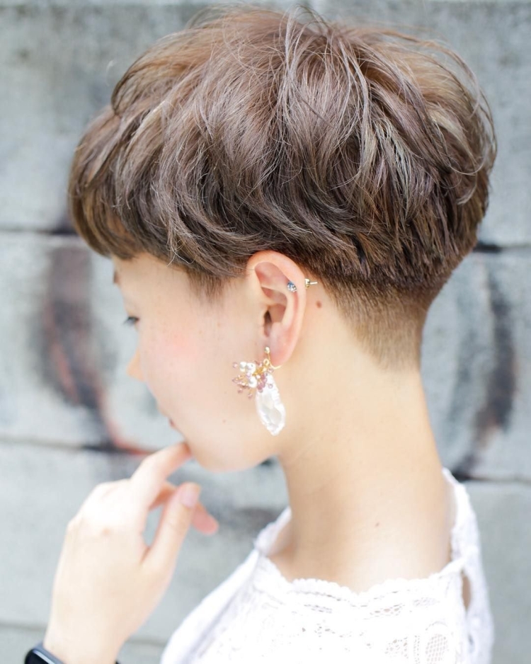 Прическа с коротким затылком