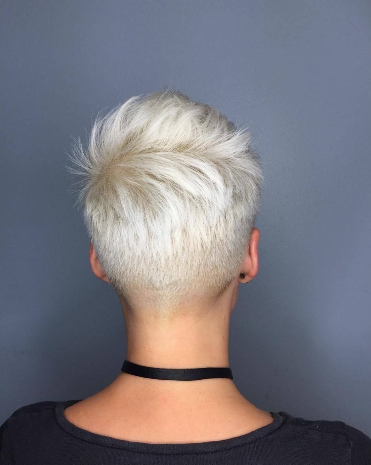 Стрижка с коротким затылком