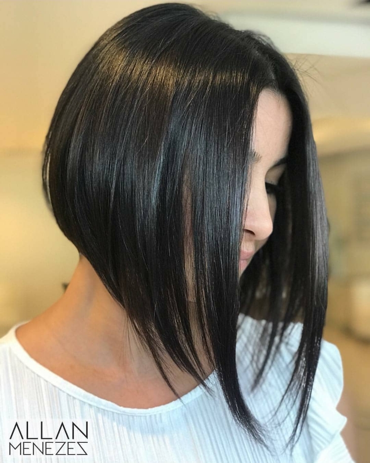 «Боб» или «Боб-каре» с удлиненными прядями.