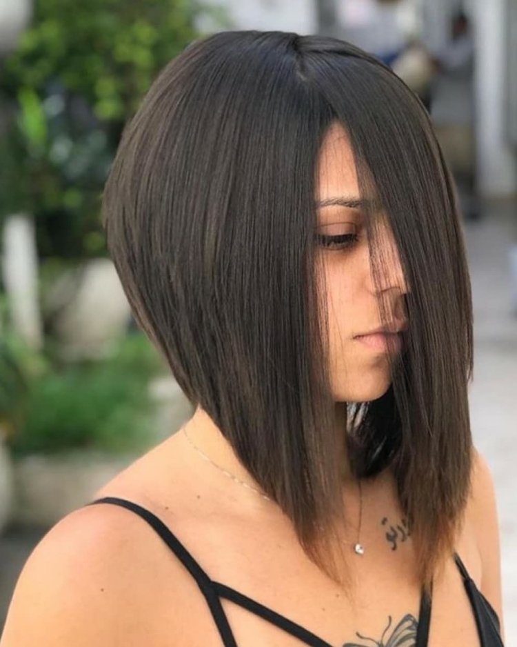 Стрижка Боб каре с удлиненными прядями