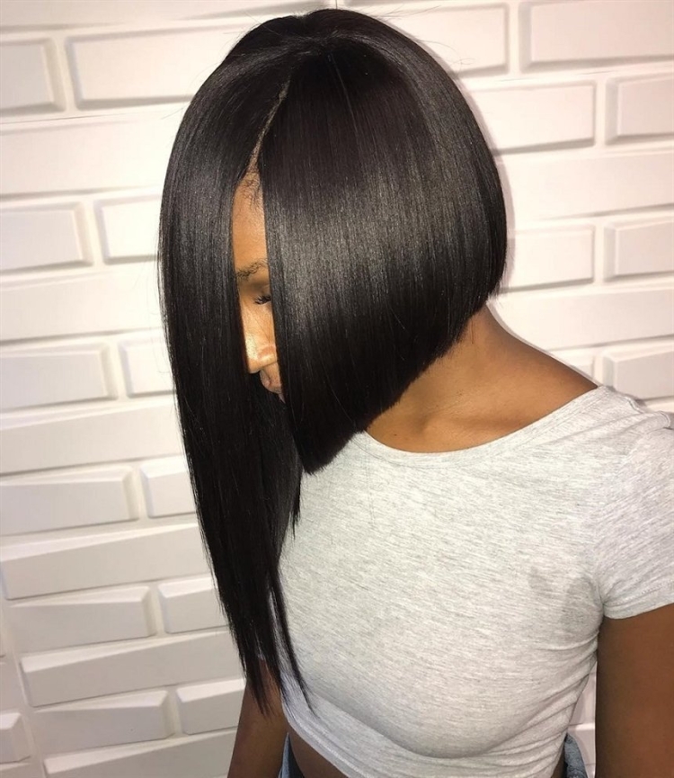 «Боб» или «Боб-каре» с удлиненными прядями.