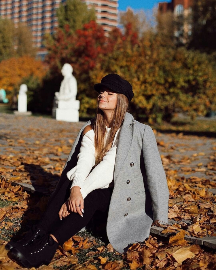 Катя Адушкина в пальто