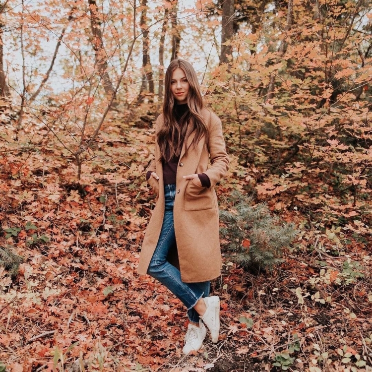 Фотосессия в бежевом пальто в осеннем лесу