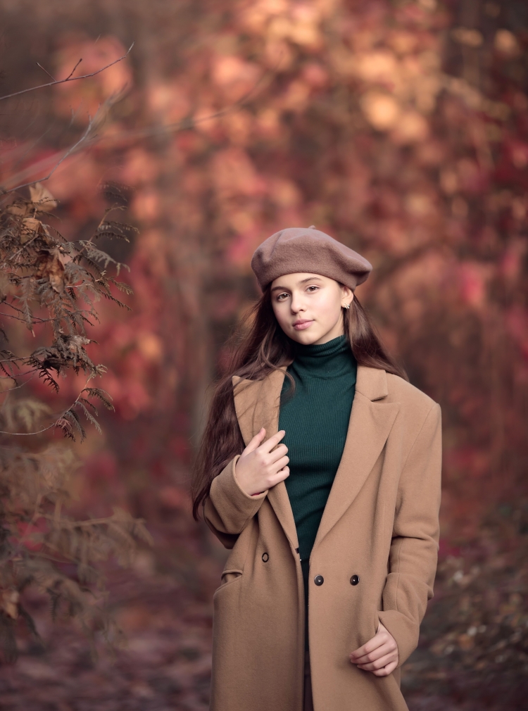 Девушка в осеннем пальто