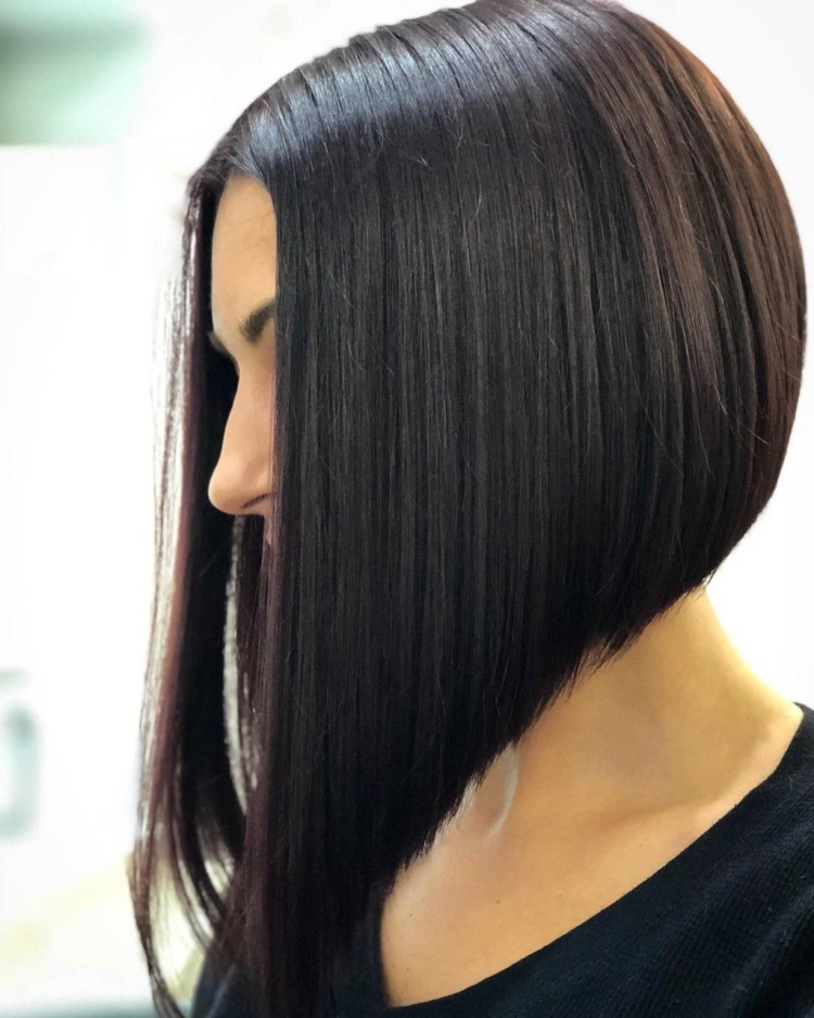 Каре-Боб с удлиненными прядями