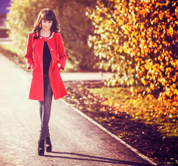 Девушка в осеннем пальто