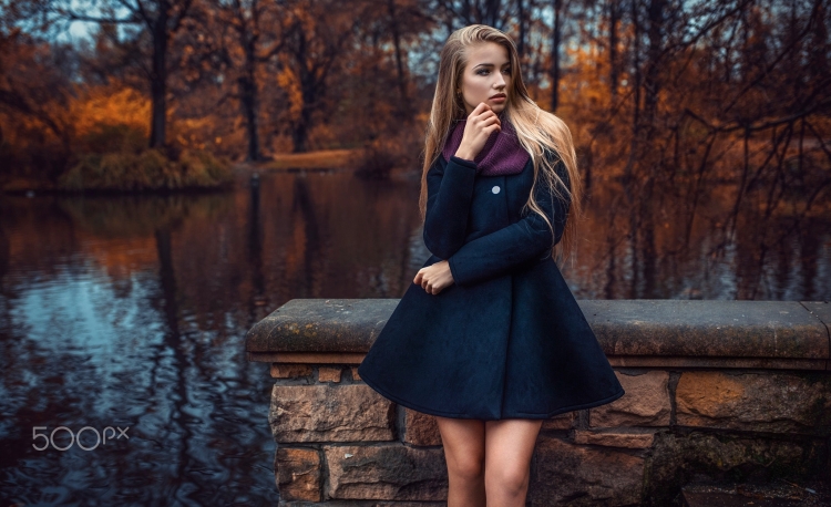 Девушка в пальто