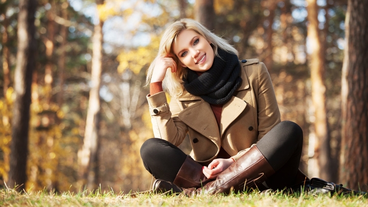 Девушка в пальто осенью