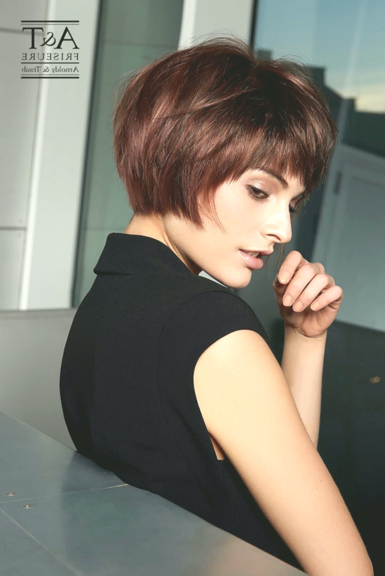 Стрижка короткий Боб с челкой