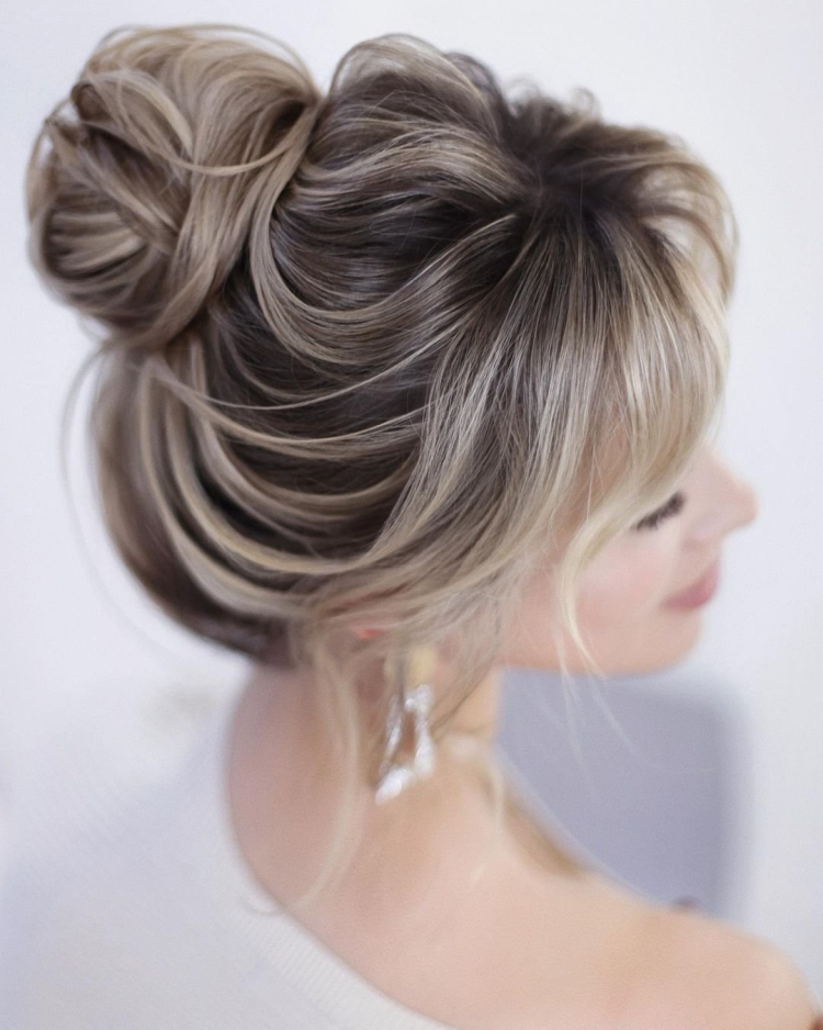 Прическа высокий пучок с челкой