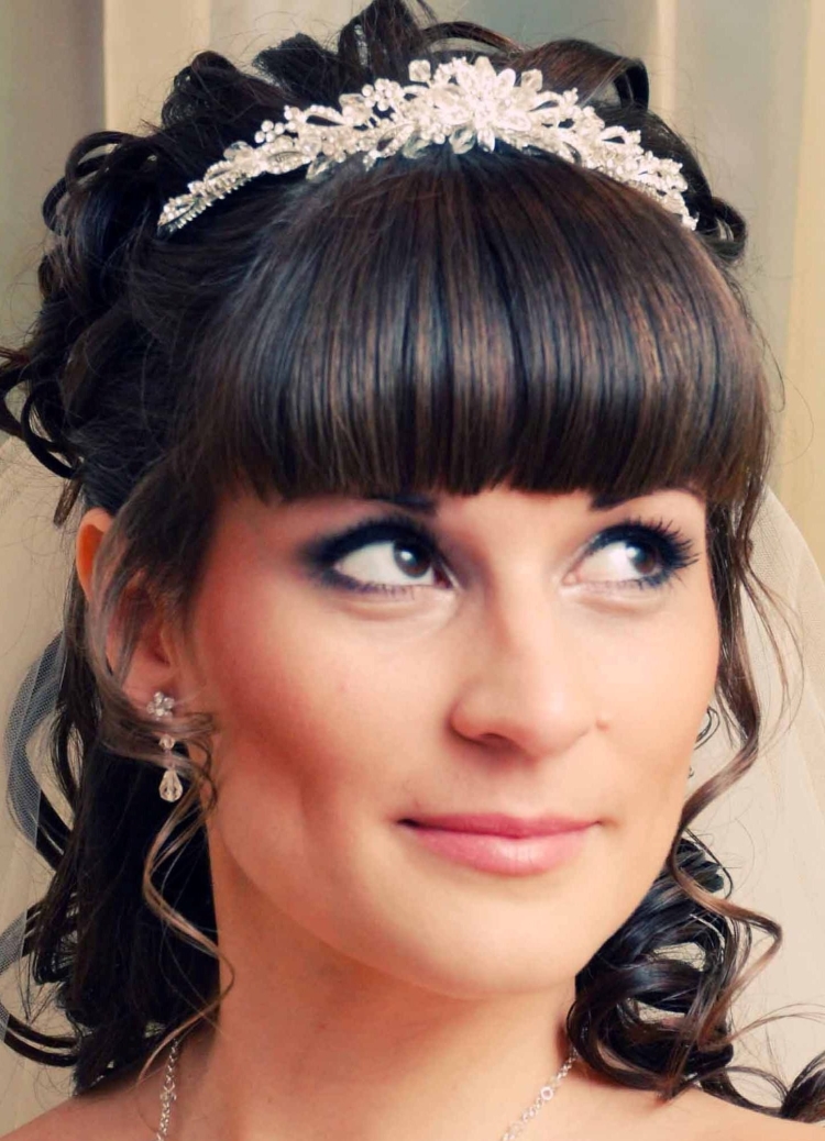 Вечерние прически с прямой челкой