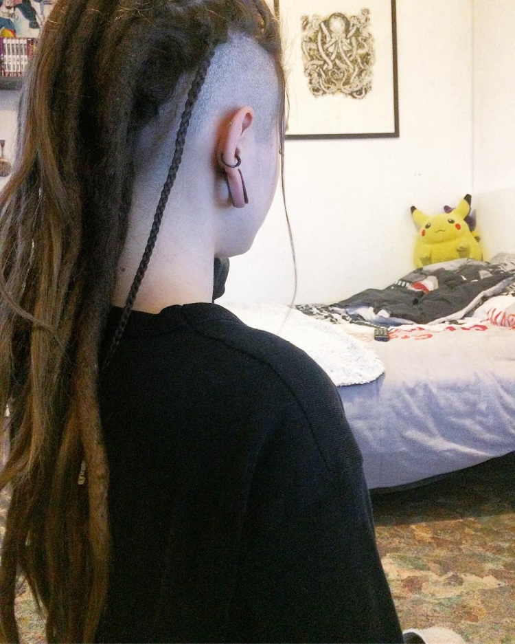 Дреды с выбритыми боками женские