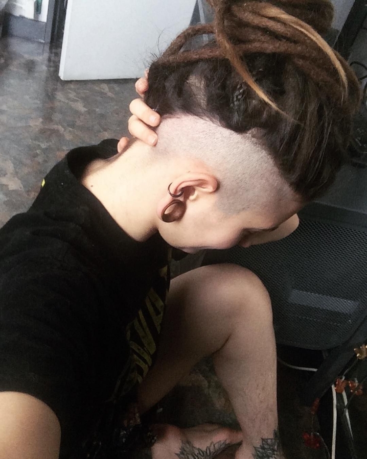 Дреды с выбритыми висками и затылком