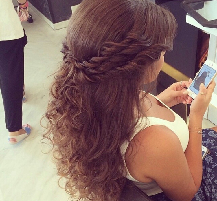 Прическа с накрученными волосами для девочек