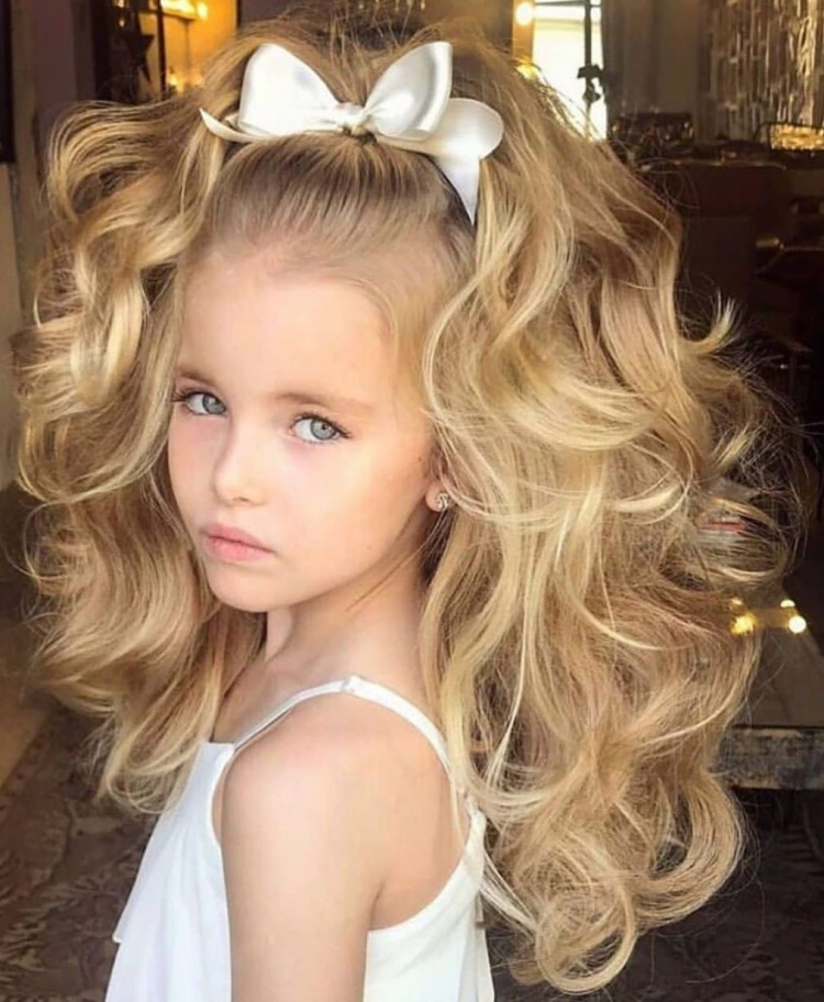 Прическа на выпускной в садик на длинные волосы