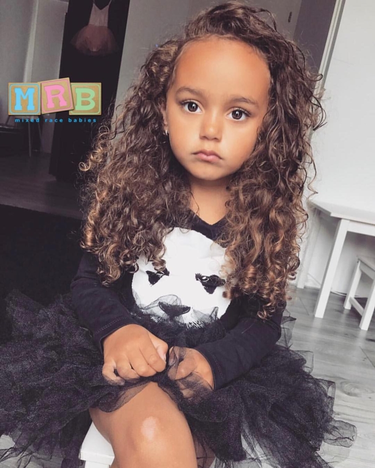 Кудрявая мулатка ребенок