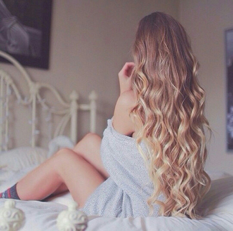 Длинные волнистые светлые волосы