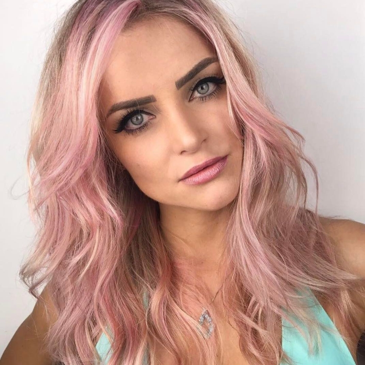 Светло розовое мелирование