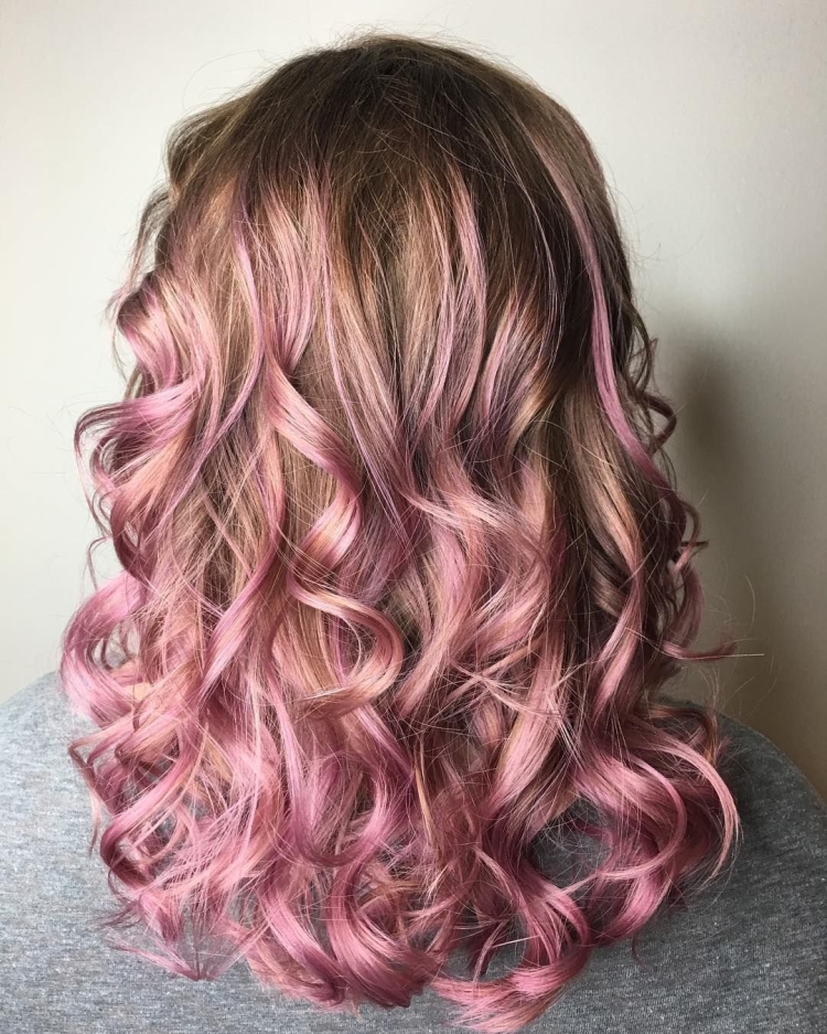 Розовое мелирование