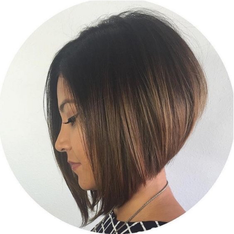 Каре-Боб с удлиненными передними прядями на средние волосы