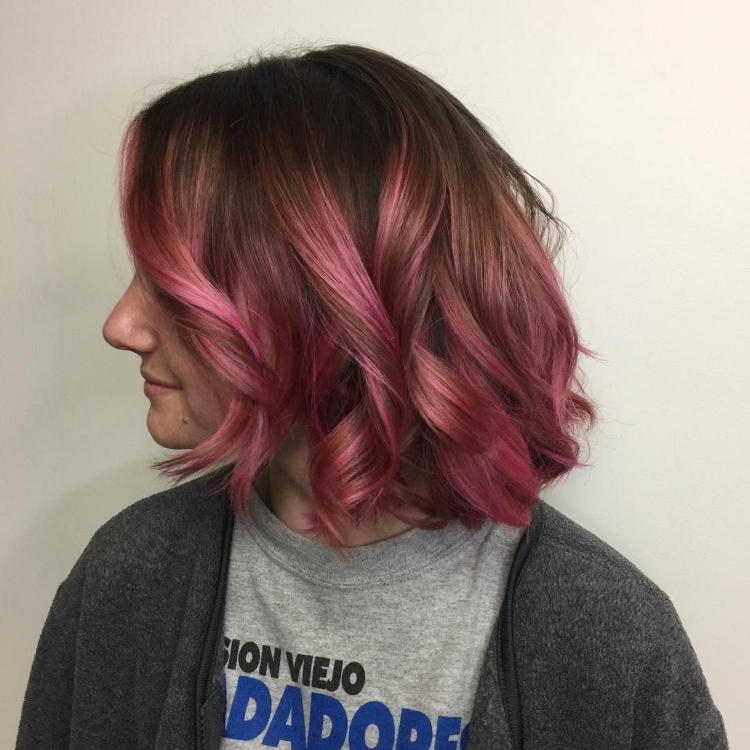Розовое мелирование на темные короткие волосы