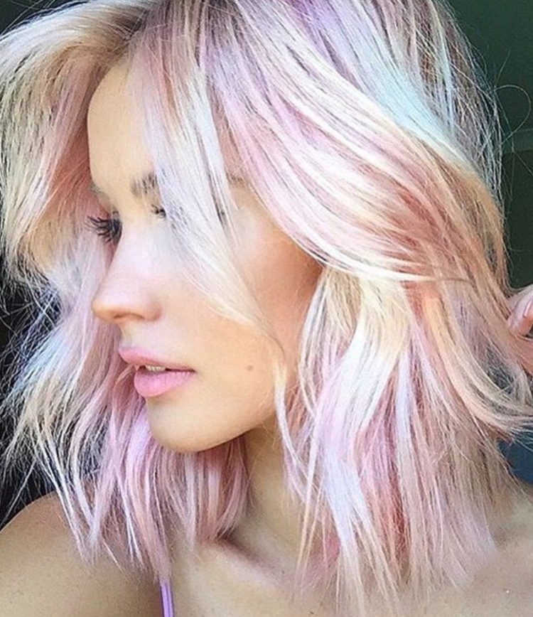 Блонд с розовыми прядями