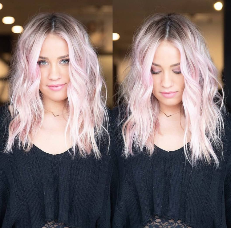Розовые волосы с темными корнями