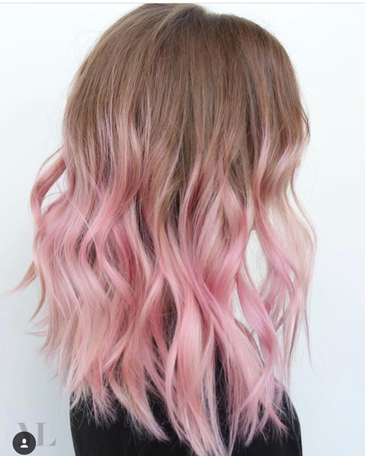 Розовые кончики волос