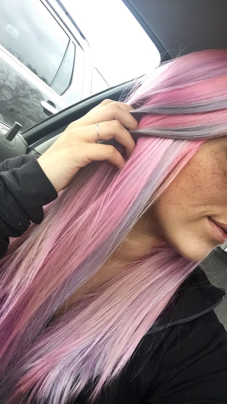 Розовое мелирование